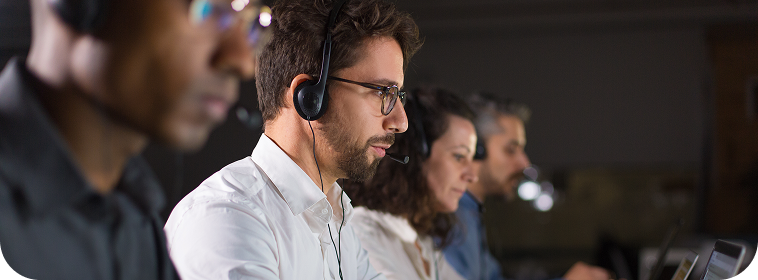 Homem acessando computador