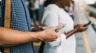 Duas pessoas mexendo no celular